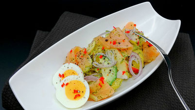 Kartoffel - Lachs - Salat mit Gurke, Apfel, Zwiebel und Zitrone