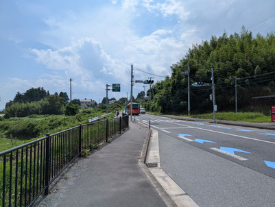 BRT専用道に設置されている信号機と退避所