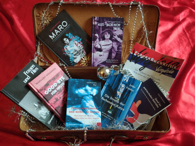 Die drei Herbstnovitäten, »Maro« von Salome Benidze, »Die Straße der fischenden Katze« von Jolán Földes und Frauen und Film 73, »Generationen«, liegen auf einem roten Tuch.