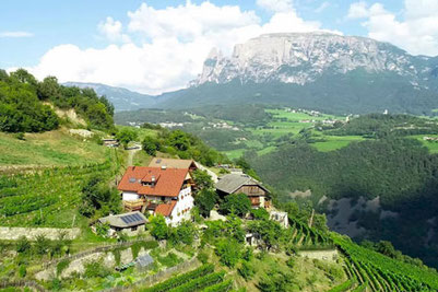 Vista esterna dell'Osteria contadina Rielingerhof a Renon con vista sullo Sciliar - Gourmet Südtirol