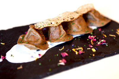Ravioli di canapa con ripieno alla rapa rossa by rifugio Fanes - Gourmet Südtirol