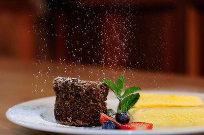 Warmes Mohntörtchen mit Honighalbgefrorenem Restaurant Turmwirt Gourmet Südtirol
