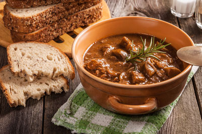 Südtiroler Gulaschsuppe mit Rindsfleisch Südtiroler Rezepte Ricette altoatesine - Gourmet Südtirol