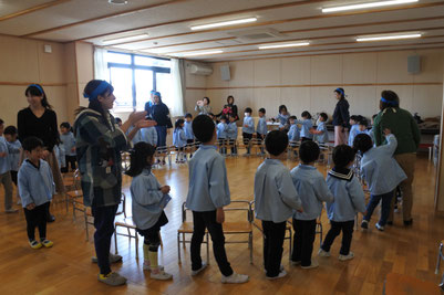 いつ音楽が止まるかな・・・ドキドキ!
