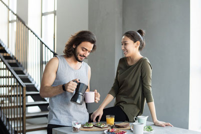 couple heureux petit déjeuner après dispute couple