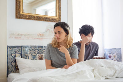 couple fâché dans le lit problème sexuel dans le couple