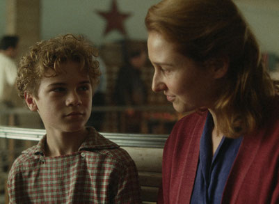 Andor (Bojtorján Barabas) vit seul avec sa mère (Andrea Waskovics), dans le souvenir de son père disparu (©Le Pacte).