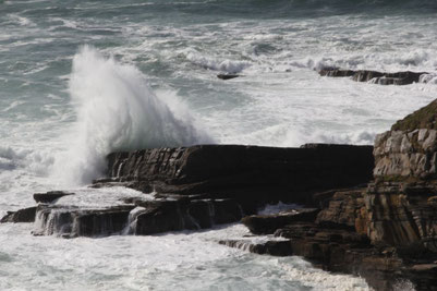 Sturm an der irischen Küste, Welle & Fels, ©Claudia Dorka