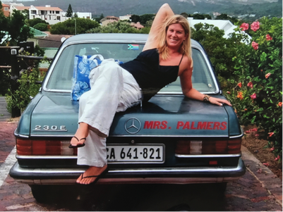 Nina mit gelblich-blonder Mähne und ihrem geliebten Mrs.-Palmers-Mercedes in Südafrika.