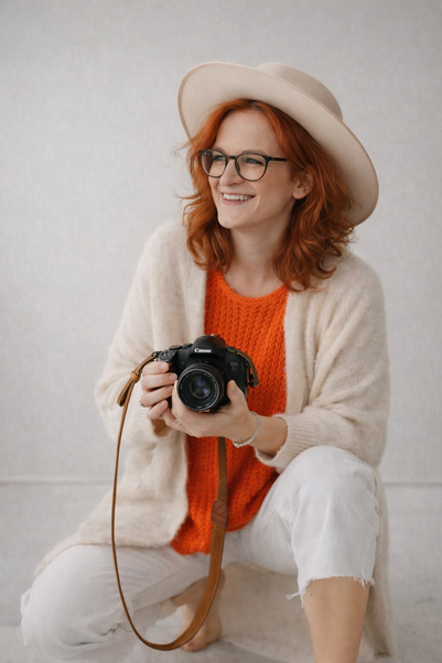 Fotografin Ines Nickel mit Kamera – natürliche Hochzeitsfotografin aus Hessen (Werra-Meißner, WAK, Unstrut-Hainich)
