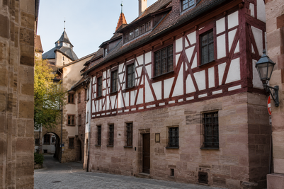 Denkmalgeschütztes Fachwerkhaus in der Nürnberger Altstadt mit historischer Sandsteinfassade und traditioneller Architektur.