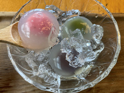 金蝶園総本家の水まんじゅうは3月下旬から9月下旬までの期間限定商品。味はこし餡(あん)、抹茶、いちごの3種類