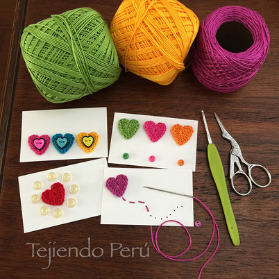 Tarjetas de San Valentín decoradas con corazones tejidos a crochet!