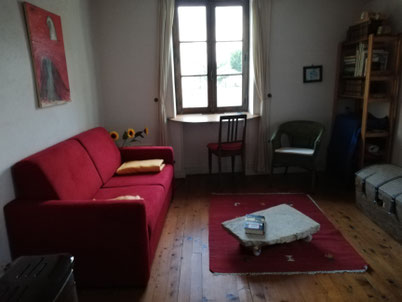 Das Sofa im Wohnzimmer im Haus in Plottes