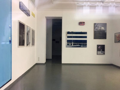 Berliner Kunstgalerie durchs Fenster fotografiert