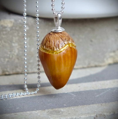 Detail eines Haselnuss-Anhängers aus echter Haselnuss als handgefertigter Naturschmuck