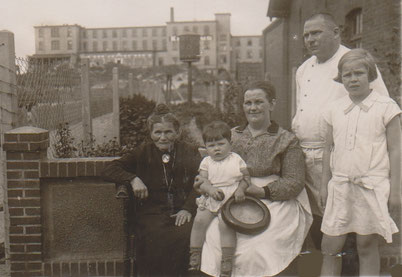 um 1913 die "junge" Familie mit "OMA Worch"