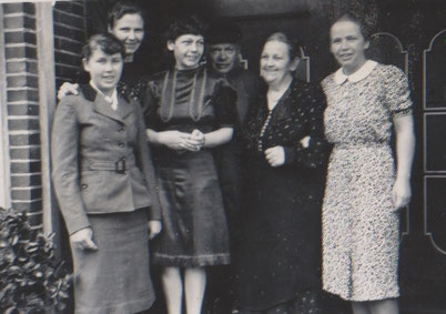 1935 , Franz Worch mit "seinen Frauen".