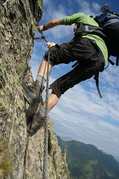 Steiler Aufschwung im Klettersteig