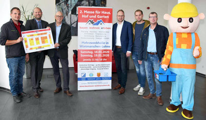 Von links: Johannes Bruns (Galabau JBW), Holger Hackmann (Werbegemeinschaft Wietmarschen), Werner Berning (Messeleitung), Manfred Wellen (Bürgermeister der Gemeinde Wietmarschen), Andreas Krämer (W. Krämer), Carsten Hüsken (IHHG Lohne), Bob der Baumeister