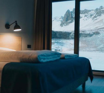 a perfect place to stay in Vik with mountains view from the room