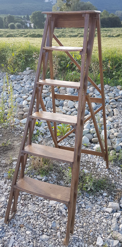 Escabeau en bois rénové par la Métamorphose du Temps