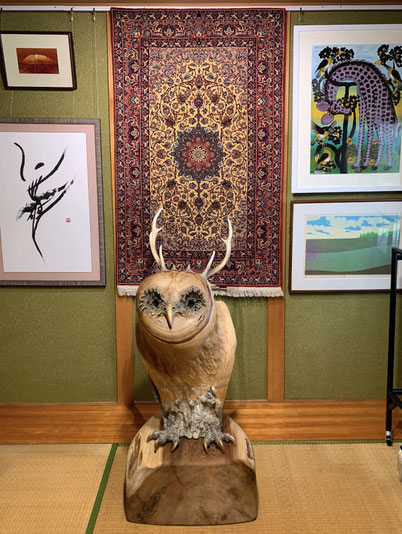 ESFAHAN wool&silk 初代 HAJ REZA SEIRAFIAN ザロニムサイズ 細部まで繊細に織り上げられたこちらの絨毯は タペストリー加工させていただきました和の空間にも美しく馴染むアートの結晶です 素晴らしいフクロウの彫刻は、樹齢670年の大木だそう