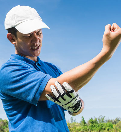 Golfer fasst sich an schmerzhaften Ellenbogen