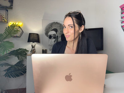 Émilie, fondatrice de l’École de Secrétariat d’Émilie, secrétaire indépendante depuis 2010, travaillant à son bureau avec un ordinateur portable.