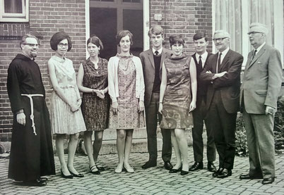 Destijds woonde een deel van het schoolteam in de pastorie van het klooster. Op deze foto o.a. Pater Wigbert , Pater Rector en meester Jan v.d. Berg.