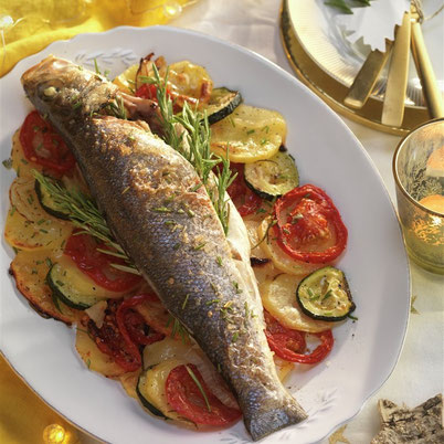 Sabor Diferencial: A diferencia de la lubina de mar abierto, el llobarro de la Albufera crece en aguas salobres (mezcla de dulce y salada), lo que le otorga una carne muy jugosa y un sabor algo más sutil.