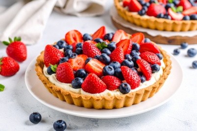 いちごとブルーベリーのタルトケーキのお皿。