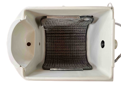 左手側面の便器に便器底の開閉扉を操作するハンドルレバーが付きます。