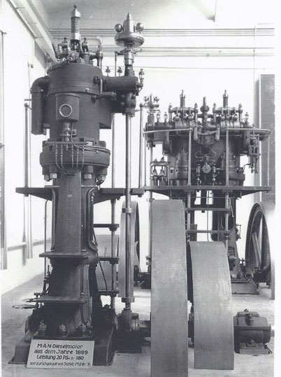 Original MAN-Dieselmotor mit 20 PS Leistung, Baujahr 1899,  wie er heute im Schauraum des japanischen Yanmar-Werks in Amagasaki zu sehen ist.