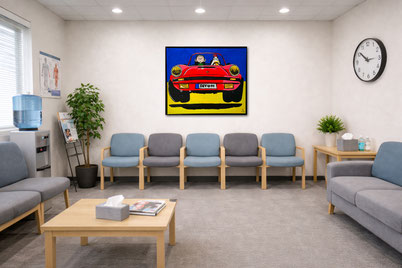 Modern gestalteter Wartebereich mit Sitzmöbeln und einem großformatigen Pop-Art-Kunstwerk an der Wand, das Ruhe, Vertrauen und Orientierung vermittelt.