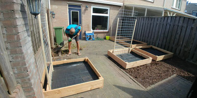 nieuwe, lege moestuinbakken in mijn achtertuin