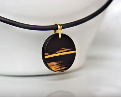Nachhaltiger, einzigartiger Ketten Anhänger aus recyceltem Holz und  Gold oder Silber