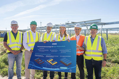 Präsentierten die neue Demonstrationsanlage: RWE-Projektleiter Andreas Schulz, Landrat Frank Rock, Prof. Ulrich Schurr, Katja Wünschel, Dr. Lars Kulik und Bürgermeister Sascha Solbach (Foto: RWE)