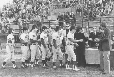 L'Europhon Milano viene premiata al Kennedy per la conquista della Coppa dei Campioni nel 1971 (foto tratta dal sito del Milano 1946)