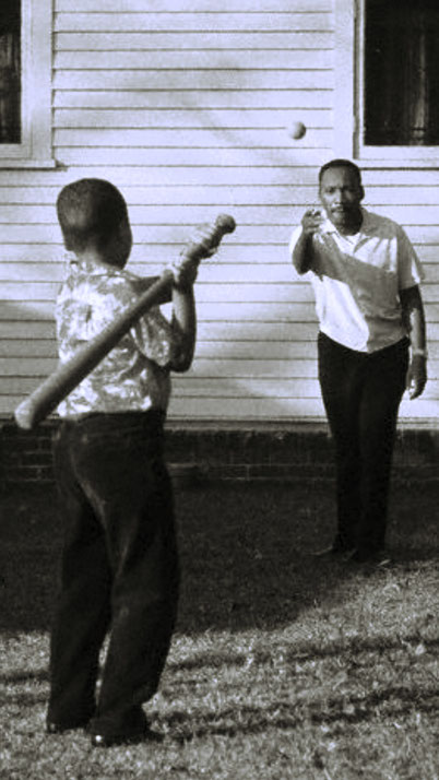 Nella foto Martin Luther King gioca con il figlio