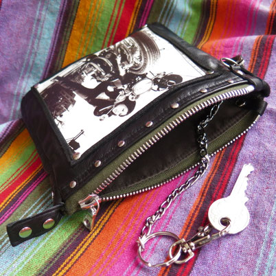 geöffnete Lederclutch mit Reissverschluss und Kette