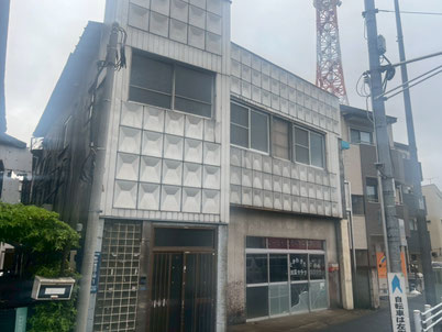 【写真】越谷市の塗装業者が外壁を塗装した店舗用建物｜塗替え前（ビフォー）