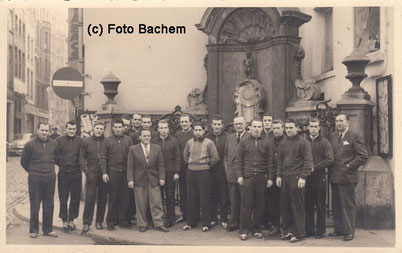 Der FCK 1956 in Brüssel. Bei einem Stadtrundgang posierte die Mannschaft vor dem weltberühmten Manneken Pis  (Foto: Max Bachem, Stadtarchiv Kaiserslautern N0005-30)