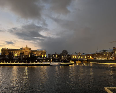 Mit Lichtern geschmücktes Stockholm in der dunklen Jahreszeit