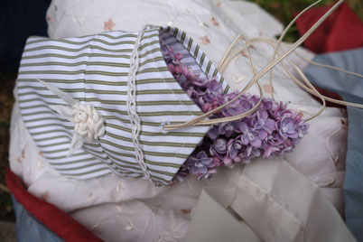 Dekoratives Bild, Reticule mit Fliederblüte darin