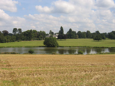 The lake, Berkswell Hall. By David Stowell, CC BY-SA 2.0, https://commons.wikimedia.org/w/index.php?curid=9186256
