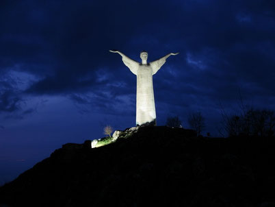 Estatua del Redentore:Construida en el 1965, tallada por Bruno Inocentes. La estatua, de mármol de Carrara, es alta 22 metros, y representa el Cristo Redentor con los brazos abiertos