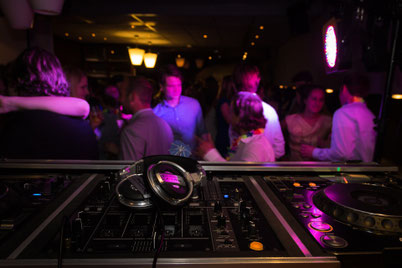 Chanteuse et DJ professionnel pour votre soirée privée,ou associative ou encore votre mariage. L'alliance idéale du "Show" et de l'efficacité d'un DJ professionnel avec une grande expérience et du matériel son et lumières haut de gamme