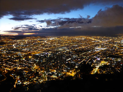 Bild: Bogotá nach dem Sonnenuntergang vom Cerro de Monterrate.