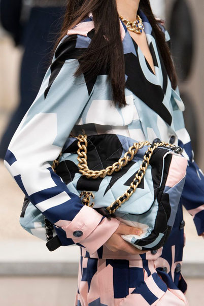 Dalla sfilata primavera estate 2020 di Chanel.